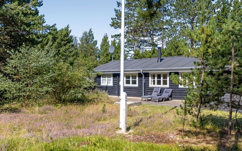 Reinhardt - 800M from the Sea: Chalet, Arrière-Cour, Cour, Batiments Jardin, Cabanon, Siding, Mobilier De Jardin, Cabane En Rondins, Structure En Plein Air, Cabane