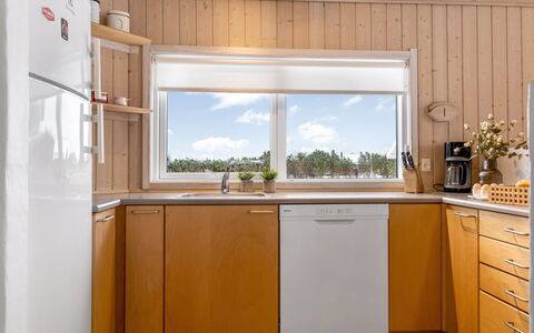Galin - 210M to the Fjord: Cuisine, Sol, Bois, Design Intérieur, Appareil De Cuisine, Comptoir, Principaux Appliance, Sol, Evier, Éclairage