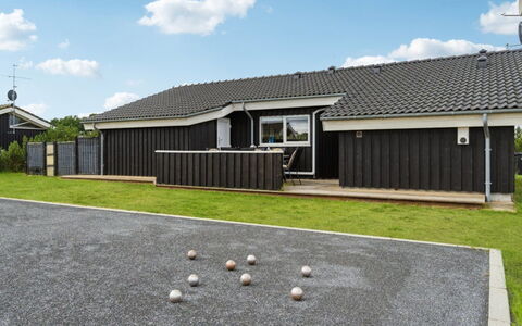 Galin - 210M to the Fjord: Toit, Maison, Domicile, Siding, Chalet, Ombre, Biens, Allée, Batiments Jardin, Cour
