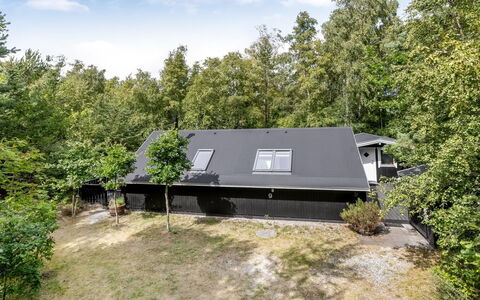 Else - 470M from the Sea: Toit, Domicile, Chalet, Biens, Jardin, Ombre, Allée, Aménagement Paysager, Cour, Arrière-Cour