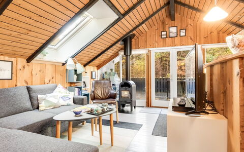 Else - 470M from the Sea: Bois, Design Intérieur, Meubles, Plafond, Domicile, Pièce, Salon, Chalet, Grenier, Canapé