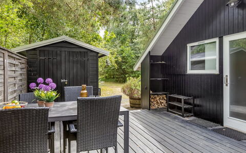 Else - 470M from the Sea: Bois, Porche, Dur, Planche, Plate-Forme, Chalet, Ombre, Jardin, Parquet, Tache De Bois