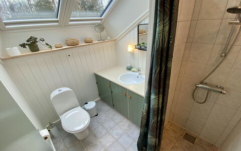 Else - 470M from the Sea: Salle De Bains, Luminaire Plomberie, Bois, Évier, Lavabo, Sol, Toilette, Sol, Robinet, Plomberie