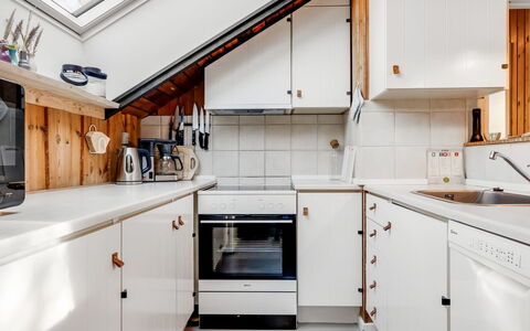 Else - 470M from the Sea: Cuisine, Principaux Appliance, Bois, Appareil De Cuisine, Sol, Design Intérieur, Comptoir, Plafond, Cabinetry, Sol