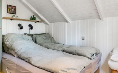 Else - 470M from the Sea: Chambre, Bois, Lit, Sol, Sol, Drap De Lit, Design Intérieur, Linge, Literie, Meubles