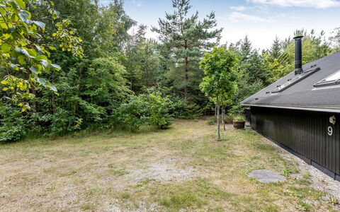 Else - 470M from the Sea: Arbuste, Domicile, Chalet, Zone Rurale, Jardin, Biens, Ombre, Aménagement Paysager, Pelouse, Allée