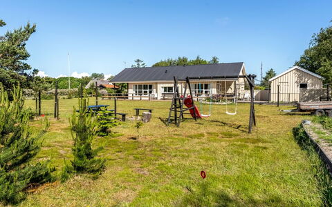 Tjorven - 400M from the Sea: Maison, Toit, Plaine, Lot Terre, Pelouse, Chalet, Jardin, Ombre, Arrière-Cour, Cour