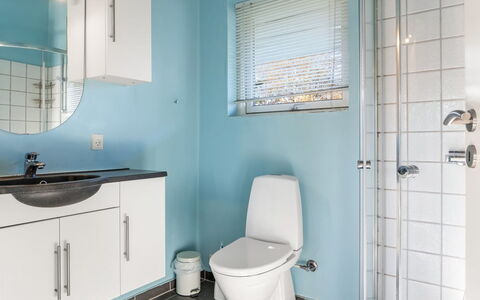 Tjorven - 400M from the Sea: Luminaire Plomberie, Salle De Bains, Sol, Design Intérieur, Sol, Évier, Lavabo, Toilette, Robinet, Plomberie