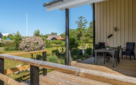 Tjorven - 400M from the Sea: Bois, Porche, Domicile, Composite, Plate-Forme, Dur, Tache De Bois, Ombre, Planche, Balustrade