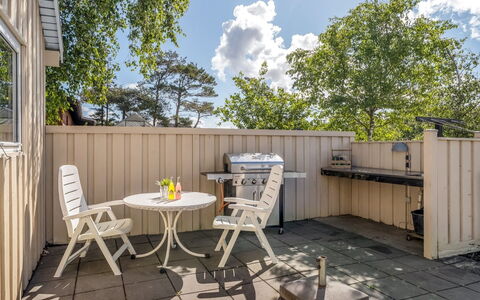 Tjorven - 400M from the Sea: Meubles, Mobilier De Jardin, Chaise, Tache De Bois, Dur, Plate-Forme, Ombre, Tableau De Plein Air, Jardin, Patio
