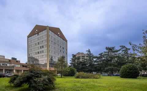 Lotus: Jour, Arbre, Design Urbain, Condominium, Bâtiment Commercial, Appartement, Quartier Général, Siège Social