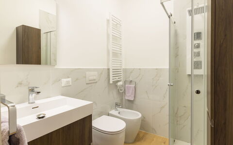 Lotus: Sol, Sol, Salle De Bains, Design Intérieur, Luminaire Plomberie, Mur, Toilette, Siège De Toilette, Bois, Lavabo