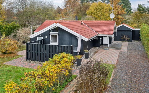 Gyda - 840M from the Sea: Maison, Domicile, Toit, Zone Résidentielle, Chalet, Biens, Siding, Jardin, Banlieue, Aménagement Paysager