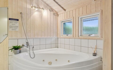 Gyda - 840M from the Sea: Bois, Luminaire Plomberie, Design Intérieur, Baignoire, Plafond, Sol, Sol, Salle De Bains, Pièce, Plomberie