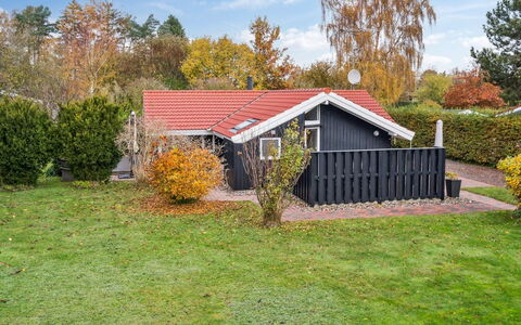 Gyda - 840M from the Sea: Maison, Toit, Arbuste, Chalet, Domicile, Siding, Jardin, Pelouse, Batiments Jardin, Arrière-Cour