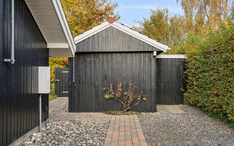 Gyda - 840M from the Sea: Bois, Porte, Couverture De Sol, Siding, Jardin, Batiments Jardin, Arrière-Cour, Ombre, Cour, Cabanon