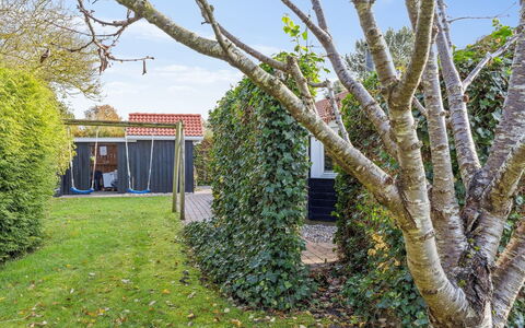 Gyda - 840M from the Sea: Arbuste, Jardin, Couverture De Sol, Suppression Des Plantes Ligneuses, Ombre, Haie, Aménagement Paysager, Cour, Passerelle