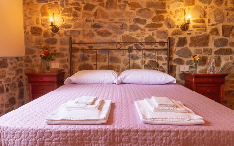 Marina's Lodge: Chambre, Plafond, Brique, Literie, Mur De Pierre, Drap De Lit, Lit, Cadre De Lit, Linge, Tache De Bois