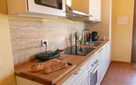 Marina's Lodge: Comptoir, Cuisine, Meubles, Bois, Sol, Appareil De Cuisine, Cabinetry, Aliments, Evier, Design Intérieur