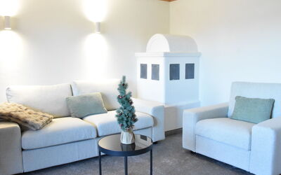 Hochfeld 25.3: Meubles, Design Intérieur, Canapé, Mur, Sol, Salon, Sol, Pièce, Plafond, Domicile
