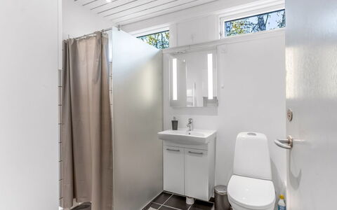 Catha - 200M from the Sea: Sol, Mur, Sol, Luminaire Plomberie, Design Intérieur, Plafond, Salle De Bains, Toilette, Évier, Siège De Toilette