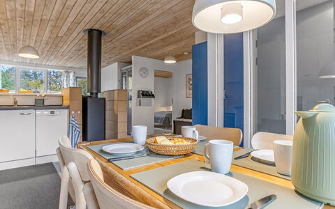 Catha - 200M from the Sea: Design Intérieur, Bois, Sol, Plafond, Sol, Meubles, Pièce, Comptoir, Luminaire, Cuisine