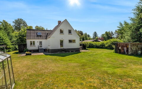 Paule - 1.3Km from the Sea: Herbe, Maison, Nuage, Domicile, Zone Résidentielle, Toit, Chalet, Arbuste, Paysage, Zone Rurale