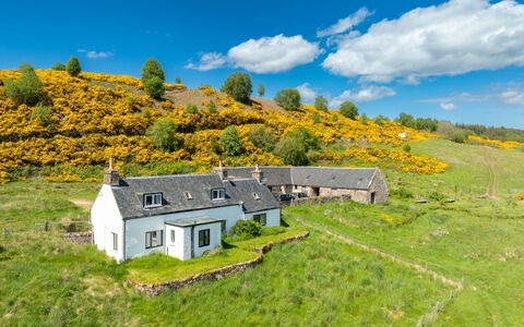 Bunloit Farmhouse: Herbe, Végétation, Prairie, Montagnes, Colline, Paysage, Zone Rurale, Chalet, Communauté Des Plantes, Lot Terre