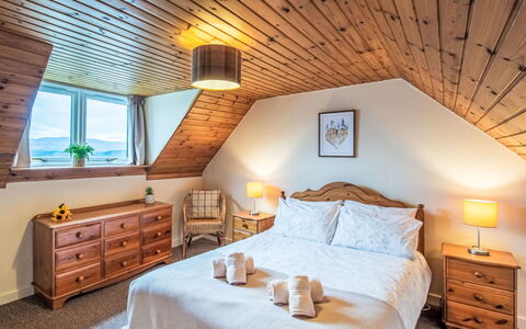 Bunloit Farmhouse: Lit, Meubles, Chambre, Design Intérieur, Literie, Drap De Lit, Bois, Sol, Plafond, Sol