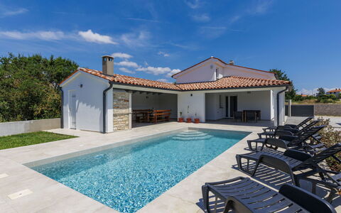 Damir: Piscine, Toit, Composite, Biens, Villa, Tuile, Recours, Caractéristique De L'Eau, Eco Hôtel, Ferme