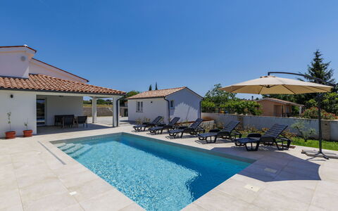 Villa Paolinna: Piscine, Composite, Biens, Villa, Caractéristique De L'Eau, Tuile, Mobilier De Jardin, Hacienda, Recours, Eco Hôtel