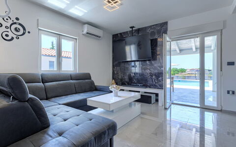 Damir: Meubles, Design Intérieur, Sol, Canapé, Sol, Salon, Plafond, Table, Éclairage, Appartement