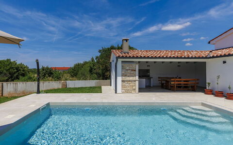 Damir: Piscine, Toit, Composite, Biens, Recours, Tuile, Caractéristique De L'Eau, Villa, Ferme, Ombre
