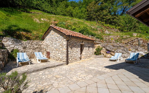 Sirotnjak 2: Mobilier De Jardin, Chalet, Zone Rurale, Dalle, Jardin, Mur De Pierre, Chaise, Arrière-Cour, Pavé, Cour
