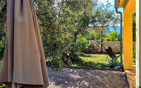 Sandra: Ombre, Jardin, Arrière-Cour, Aménagement Paysager, Cour, Conception, Dalle, Structure En Plein Air, Eco Hôtel, Pot De Fleur