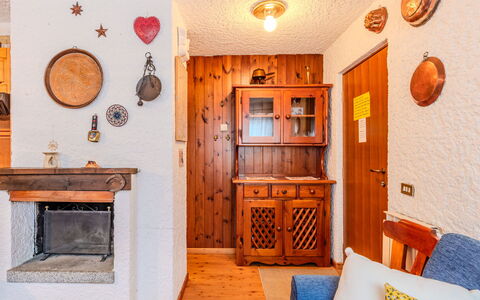 Le Campanule: Design Intérieur, Meubles, Bois, Pièce, Sol, Éclairage, Plafond, Sol, Domicile, Tache De Bois