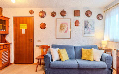 Le Campanule: Meubles, Design Intérieur, Mur, Canapé, Pièce, Bois, Sol, Sol, Cadre, Salon