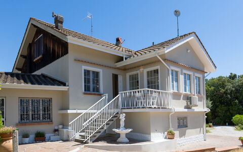 Enda: Bâtiment, Fenêtre, Maison, Domicile, Zone Résidentielle, Toit, Porte, Façade, Architecture, Chalet