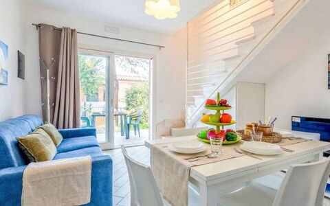 Spritz Home: Sol, Sol, Appartement, Chaise, Plante D'Appartement, Tache De Bois, Table Cuisine Et Salle A Manger, Tuile, Balcon, Hôtel