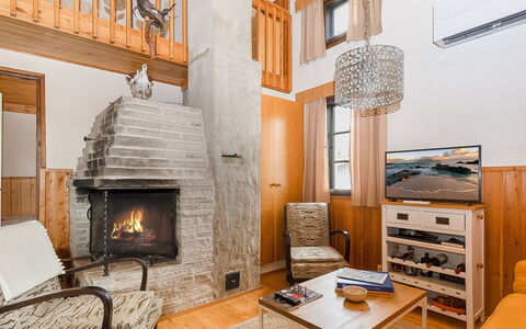Maijantupa: Bois, Design Intérieur, Plafond, Meubles, Pièce, Domicile, Appartement, Sol, Salon, Cabane En Rondins