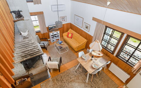 Maijantupa: Bois, Design Intérieur, Sol, Sol, Plafond, Canapé, Meubles, Salon, Pièce, Appartement