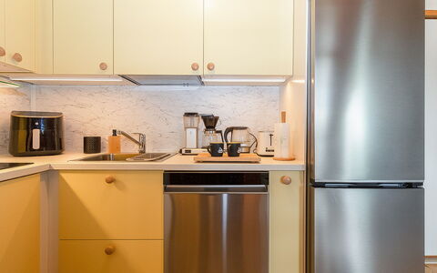 Maijantupa: Appareil De Cuisine, Cuisine, Comptoir, Principaux Appliance, Cabinetry, Design Intérieur, Électroménager, Meubles, Cuisinière, Bois