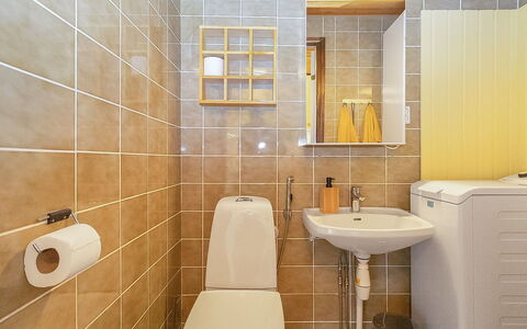 Maijantupa: Siège De Toilette, Salle De Bains, Toilette, Luminaire Plomberie, Sol, Lavabo, Mur, Design Intérieur, Sol, Évier