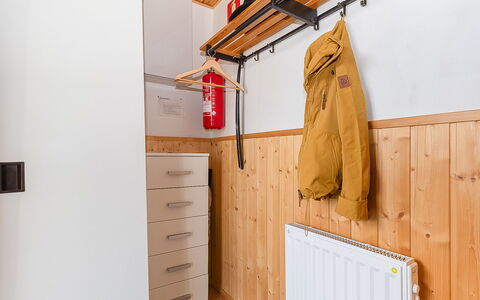 Maijantupa: Bois, Sol, Pièce, Tache De Bois, Plafond, Dur, Planche, Contre-Plaqué, Cabinetry, Parquet