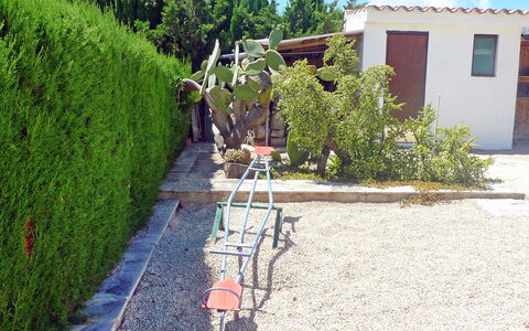 Marinada: Propriété, Arbre, Herbe, Arbuste, Maison, Feuille, Plante, Famille Grass, Immobilier, Surface De La Route