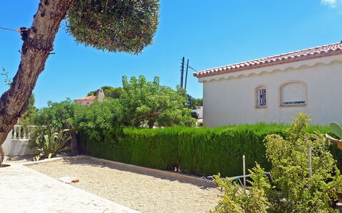 Marinada: Propriété, Végétation, Maison, Immobilier, Bâtiment, Ciel, Arbre, Villa, Architecture, Biens