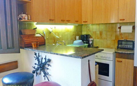 Marinada: Comptoir, Meubles, Cabinetry, Pièce, Cuisine, Propriété, Cuisinière, Design Intérieur, Bâtiment, Sol