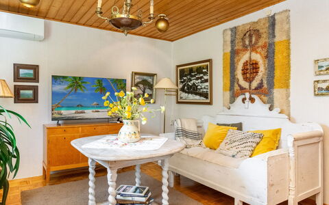 Muhola: Design Intérieur, Meubles, Canapé, Sol, Sol, Pièce, Plafond, Salon, Appartement