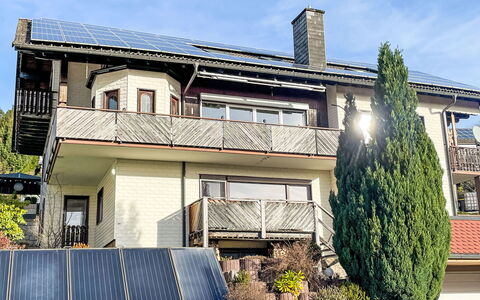 Alexanders Domizil: Bâtiment, Fenêtre, Maison, Zone Résidentielle, Domicile, Architecture, Façade, Toit, Chalet, Siding