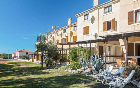 Tanja: Bâtiment, Zone Résidentielle, Fenêtre, Maison, Domicile, Toit, Architecture, Quartier, Façade, Ville
